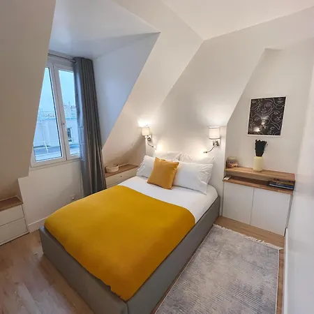 5 Stars 2-br In Center , Air Conditioner , Elevator Apartment